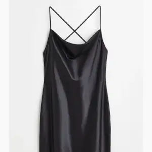 Säljer en superfin sidenklänning ifrån HM💓 Aldrig använd och prislappar kvar!  Storlek 34, köpt för 150kr Säljer för 80kr + frakt💓