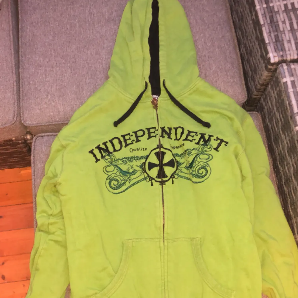 Sick o rare asf grön independent skateboards zip hoodie från 2005-2010, väldigt sparsamt använd.. Hoodies.