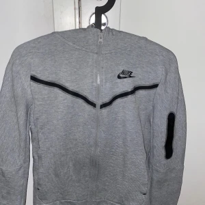 Nike tech fleece  - Tjena säljer den här nike teech fleecen som är i storlek 147-158 väldigt bra skick inga defekter. Skriv om ni har några frågor 