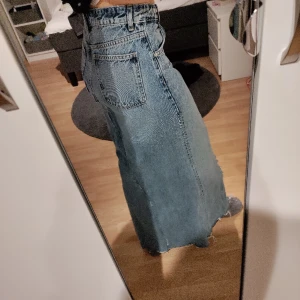 Jeanskjol - Lång jeanskjol med slits där fram😍 kan vara både lågmidjad och högmidjad. Bra längd på mig som är ca 170 cm. Skriv för frågor eller fler bilder ❤️
