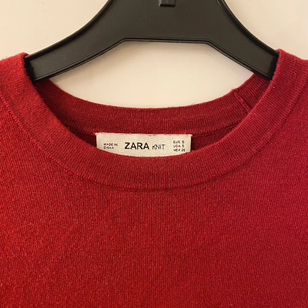 Röd stickad t-shirt från Zara! Fint skick och supersnygg! . T-shirts.