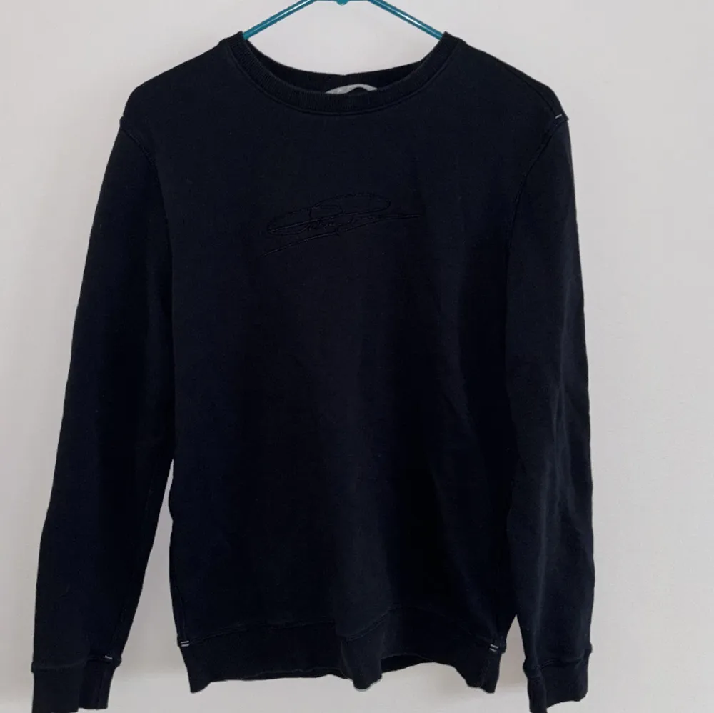 Svart sweatshirt från Pelle P, Bra skick nästan oanvänd men trycket inuti tröjan har sett bättre dagar. Dock inget som syns när tröjan är på! Nypris 1000kr från Pelle P. Storlek Small. Tröjor & Koftor.