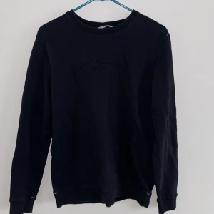 Sweatshirt, Pelle P - Svart sweatshirt från Pelle P, Bra skick nästan oanvänd men trycket inuti tröjan har sett bättre dagar. Dock inget som syns när tröjan är på! Nypris 1000kr från Pelle P. Storlek Small
