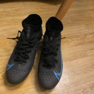 Nike fotbollskor  - Använt ca 5 gånger så de är som nya. Säljer dessa då de är för små för mig, storlek 39 men små i storleken. Nypris 3600