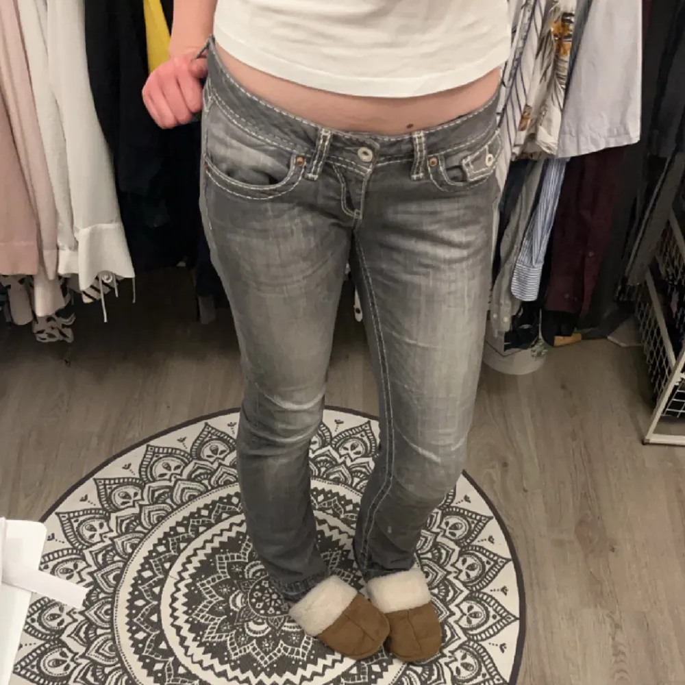 Jättesnygga lågmidjade jeans med fickor där bak. Köptes här på Plick men jättebra skick. Vet inte vilket märke de är från. 💗Benen är straight och uppklippta nere. Men passar jättebra på mig som är 173 cm lång💗. Jeans & Byxor.