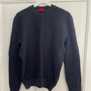 Stickad Hugo boss tröja - Stickad Hugo boss tröja i fint skick Inge töjningar på kragen Ny pris 1000  