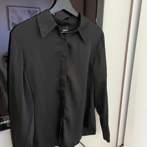 Satin skjorta  - Satin skjorta knappt använd, bra skick 