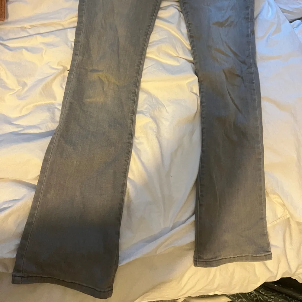 Säljer mina ltb jeans, dom är bootcut och lågmidjade. Sjukt Nice🥰🥰 dom har ej slitning uppe vid kanten på baksidan men inget man tänker på . Jeans & Byxor.