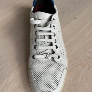 Zegna sneakers - Exklusiva sneakers, fantastisk kvalitet  Storlek: EU 7 1/2 US 8 1/2  Använda, i bra skick
