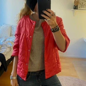 Trekvartsärmad jacka - Säljer min super härliga röda jacka med trekvartärm❤️ Perfekt nu till våren och i sån fin röd färg, jackan är även i bra skick!!