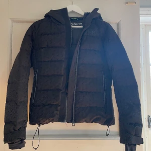 Helly Hansen skidjacka - En skidjacka som använts vid ett tillfälle, då den sedan vuxits ur😅  Den är i toppenskick, med luva perfekt att fälla upp när vinden faller på när du vill pausa skidåkandet och ta dig en kopp varm choklad💕