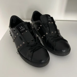 Valentino skor - Tja, säljer nu min valentinos som är svarta med nitar, inga fel Skick 8/10 bara att höra av sig vid frågor. Inget og, fast pris