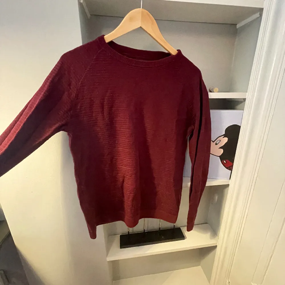 Sjukt snygg vinröd sweatshirt från East West i storlek M. Den är aldrig använd. Tröjor & Koftor.