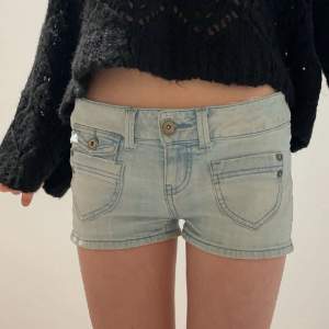 Superfina jeansshorts från only, köpta second hand! Populära och trendiga, jättecoola🩵🩵