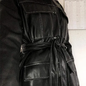 Skinnjacka med vita sömmar - Svart skinnjacka med vita sömmar från GinaTricot i storlek S. Använd mycket men inget som direkt syns. Band i midjan finns och fickor på brösten och midjan. Skriv för fler bilder!