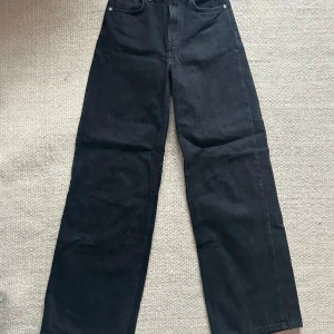 Svarta jeans - Svarta jeans i bra skick endast använd ett fåtal gånger. De är i modellen tower wide i strl 25 längd 32. 💖