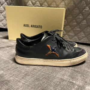 Axel Arigato Sneakers - Hej! säljer nu ett par sneakers från Axel Arigato. Skicka: 7/10 | Köpta för 2400 kr | Mitt pris 950 kr men ej hugget i sten | Fraktar eller kan mötas upp i Gävle City hör av dig för fler frågar och bilder/ Luxewardrobe.