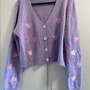 Kofta lila hjärtan  - Lila kofta med hjärtan. Storlek S.