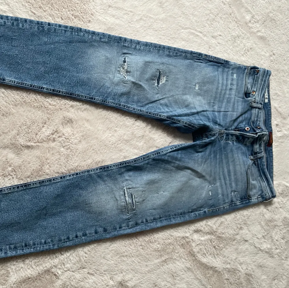 Stiliga jeans, säljer då dom är för små storlek 34/32. Köpt för 900. Jeans & Byxor.
