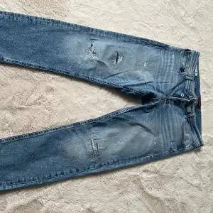 Stiliga jeans, säljer då dom är för små storlek 34/32. Köpt för 900