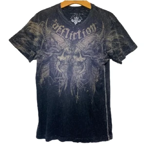Affliction - Valhalla - as drain hård affliction tshirt, från ca 2010 riktigt rare🥵💲🥵💵💵💵😇😇😇😇 😇flera små hål men inget man tänker på och lägger till på worn out effekten som affliction tröjor har