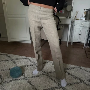 Valentino Linnebyxor - Supersnygga Valentino Roma Linnebyxor. Har använts 3 gånger. Köptes för ungefär 5200kr. Står att de är i storlek 40/4 men passar mig som en S🫶🏻💕