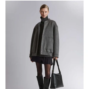 Jacka &otherstories - Aldrig använd, helt ny jacka från &otherstories. Storlek S och är en oversized modell. Nypris 2000kr säljer för 1000kr