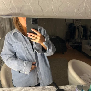Tunn jacka  - Jättefin tunn blå aktig jacka från h&m. Tror dock inte att det finns i butik längre då det var längesen jag köpte den. Den är i fint skick och använd ett par fåtal gånger bara.❣️