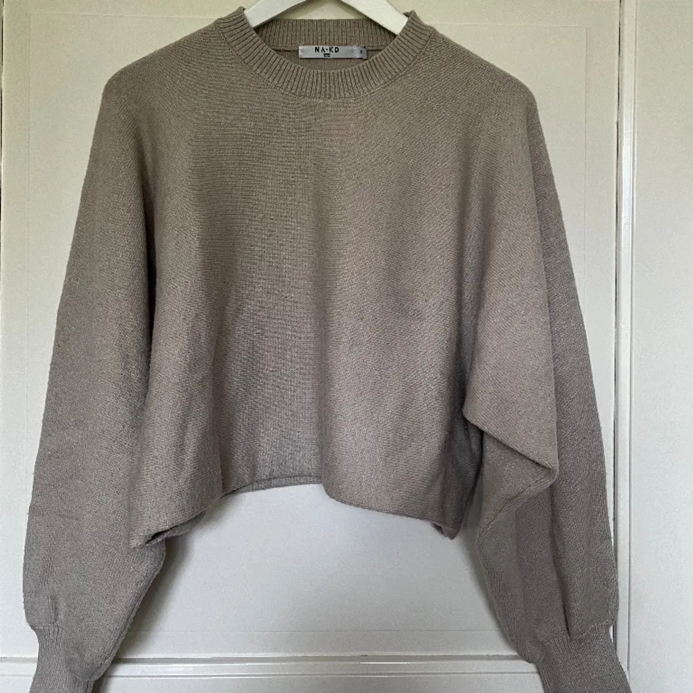 Fin tröja från NA-KD i storlek S.  💜Beige grå 💜Använd några gånger men fortfarande väldigt fin i skick 💜 . Tröjor & Koftor.