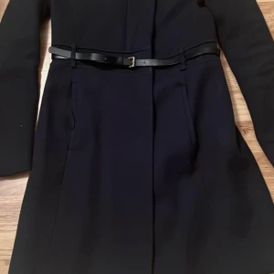 Kappa - Marin Blå kappa från zara med smal bälte till.