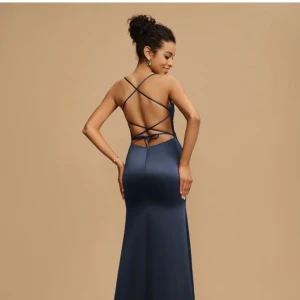 VINRÖD balklänning - Jag är sen med att lägga ut balklänningen men men.. Någon kanske är lika sent ute som mig😅 Jag säljer balklänningen jag hade vid studenten förra våren💕 Den har inga anmärkningar och är i fint skick! Men OBS! den är vinröd och ej marinblå som på bilden. 