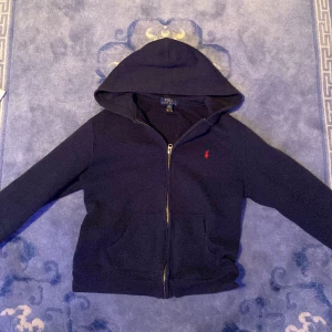 Ralph lauren zip - Säljer min Ralph lauren hoodie för att den är lite för liten för mig som är 166cm Nypris 1100 mitt pris 500 Storlek 14/16