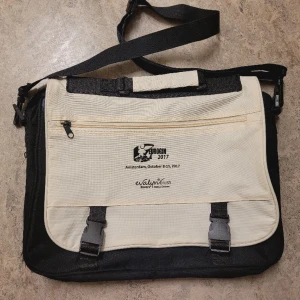 Datorväska - En laptopväska som jag ursprungligen köpte på Plick som jag aldrig använde. Den har varit något missfärgad när den ursprungligen köptes men har tvättats efter köp.