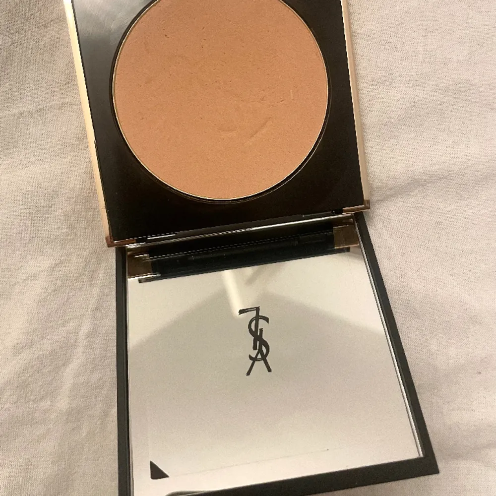 All hours setting powder från ysl, köpt för 650kr användt två gånger men färgen är tyvärr lite för mörk för mig . Övrigt.