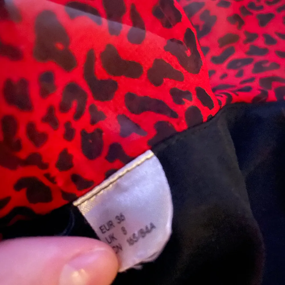 Röd klänning med leopard mönster den sitter skit snyggt och är jättefin på. Säljer för att jag vill köpa nya klänningar till sommarn. Klänningar.