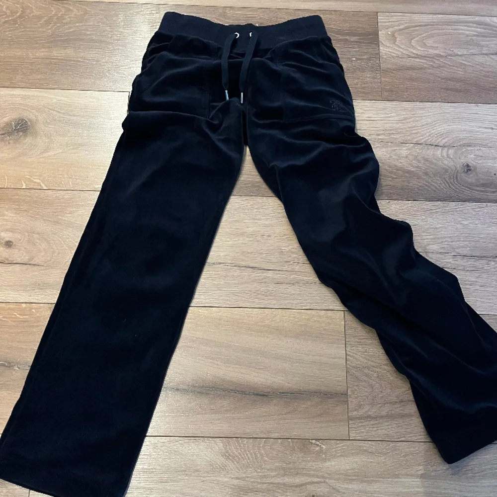 Marinblå byxa innermått ben 69cm Storlek xxs. Jeans & Byxor.