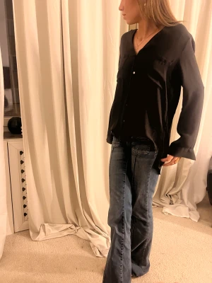 Short-blus - Super fin blus som är lite genomskinlig i svart. Skriv för fler frågor pris kan diskuteras❤️