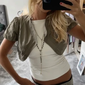 Grön bolero - Så snygg bolero i den finaste gröna färgen! Kommer inte till användning längre och därav säljer jag den. Skriv om ni har frågor💕