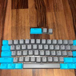 Gråa och blåa keycaps till ett 60% tangentbord. Helt nya, aldrig använda. Priset kan diskuteras 