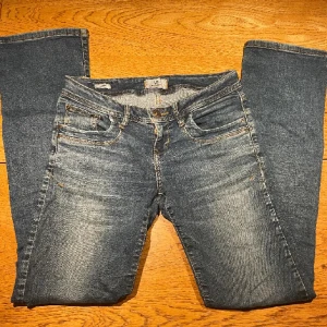 Lågmidjade ltb jeans - Jag säljer mina lågmidjade ltb jeans då dom är för små. Dom har en lila fläck på vänstra knät. (3e bilden) Men den märks verkligen inte. Skriv för mer info🤗 W27 L32