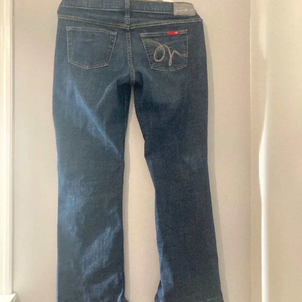 Släljer de här bootcut jeansen från Mustang💕 de är i fint skick!. Jeans & Byxor.