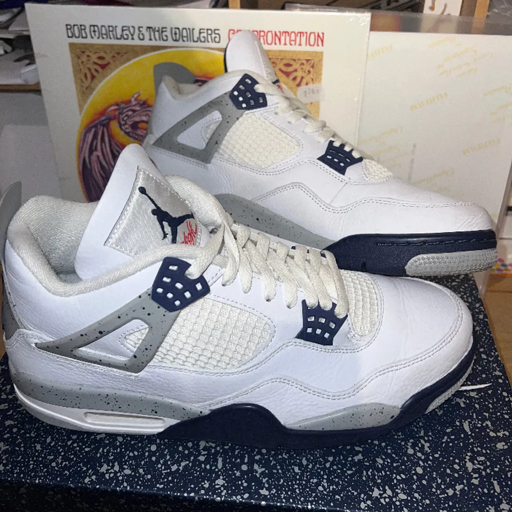 Säljer mina Air Jordan 4’s Midnight Navy👟 Skick 9/10 endast använda fåtal gånger🥶 Storlek 45 men passar 44-46🔊 Nypris är 4999 å säljer för 3499 men lägg bud🔥Kvitto finns, kan vara ända äkta paret på Plick!!🔄. Skor.