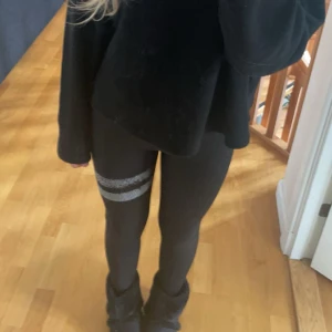 Träningsbyxor - träningstights från stronger 💞ganska använda , lite slitna vid märker runt benet därför säljer jag för 150kr