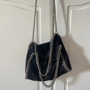 Stella McCartney - Falabella Mini Tote Bag. Nypris: 10 000. Mycket bra skick! Kvitto och äktbevis finns även dustbag. Priset går att diskutera!💞