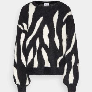 Vila tröja  - Jätte fin tröja ifrån Vila, jätte bra skick! Inte använd alls mycket. Säljer då den inte riktigt är min stil. Köpte för 550kr. Kontakta för fler bilder/info❤️