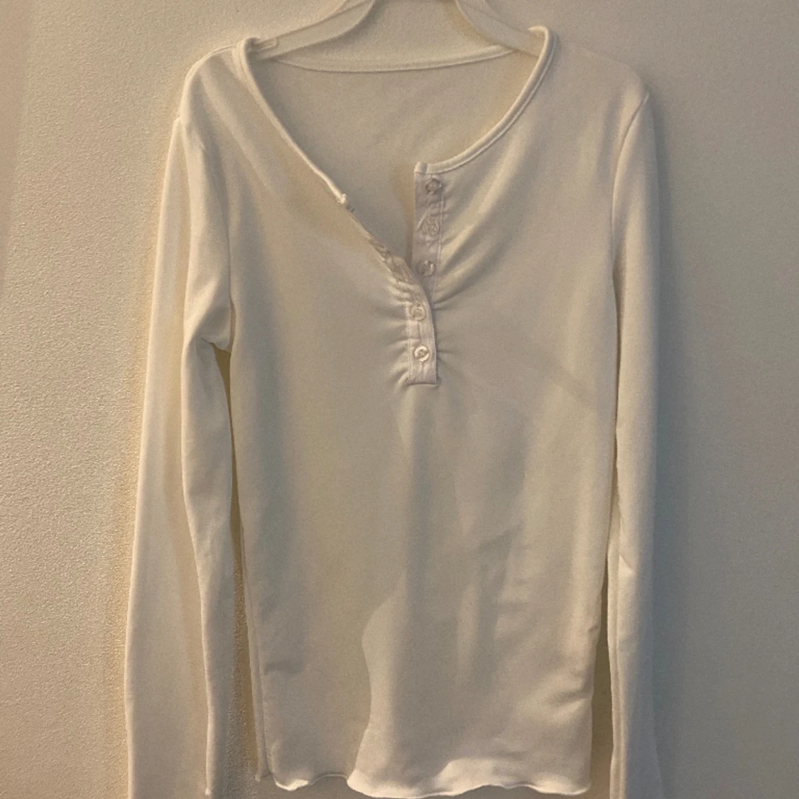 Vit långärmad tröja med ludd i