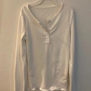 Vit långärmad tröja med ludd i - Den är i helt nytt skick och är i väldigt skönt material som gör att den är väldigt varm att ha på sig. Tröjan är väldigt fin och gosig! 