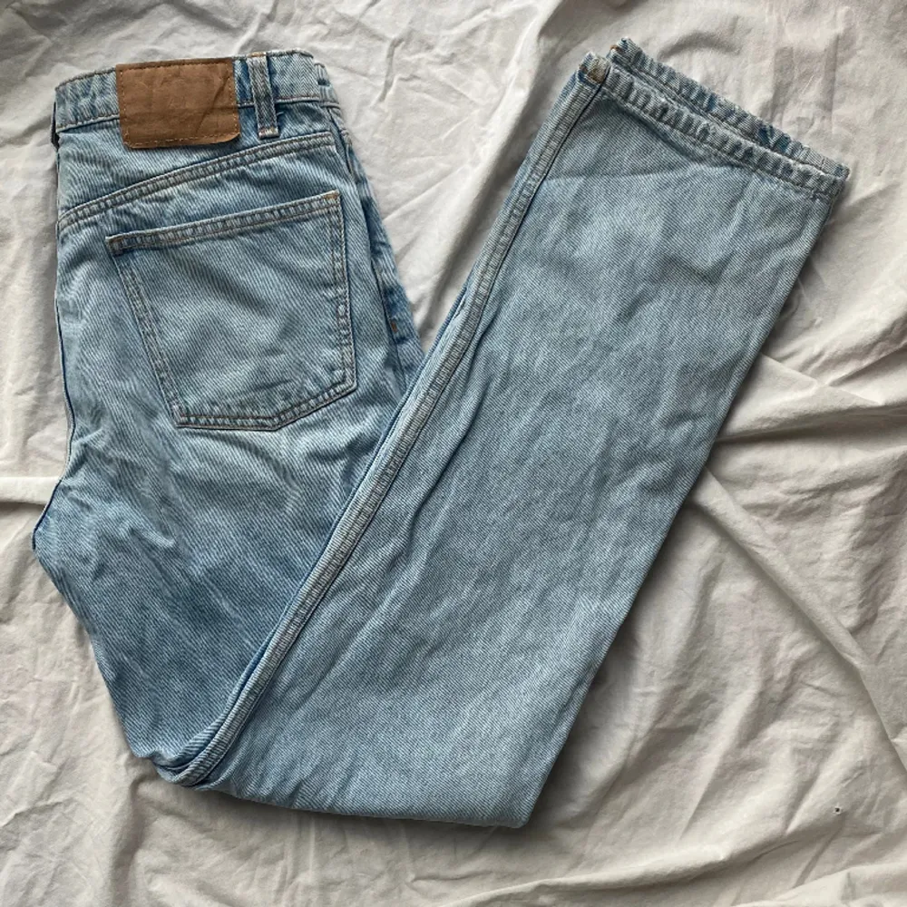 Supersnygga mid waist raka jeans. Bara att skriva om du har några frågor eller vill ha fler bilder (kan tyvärr inte skicka med dem på)🌸🌟. Jeans & Byxor.