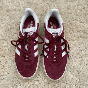 Adidas Gazelle Bold W - Använt 2 gånger, men de var tyvärr för stora på mig! Dock så snygga😍 Nypris: 1349