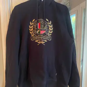 Säljer hoodie från Les Deux, några få gånger använd, storlek- Large